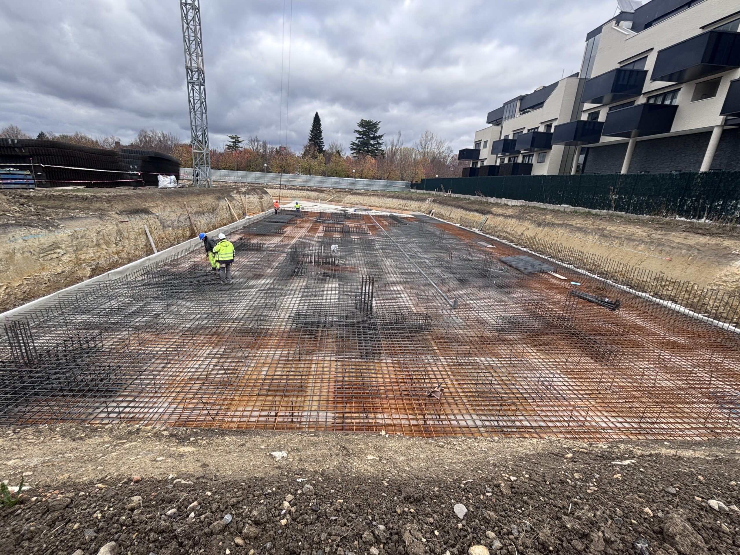 los cimientos del edificio con hierro y hormigón